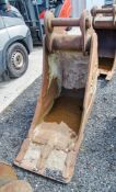 2ft digging bucket Pin diameter: 80mm Pin centres: 450mm Pin width: 310mm