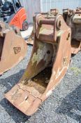 JCB 24 inch digging bucket Pin diameter: 80mm Pin centres: 450mm Pin width: 300mm