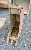 Scott 1ft digging bucket Pin diameter: 45mm Pin centres: 310mm Pin width: 170mm