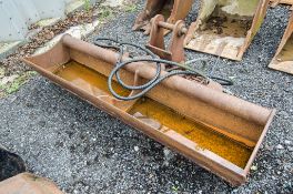 Keen 6ft hydraulic tilt ditching bucket Pin diameter: 45mm Pin centres: 330mm Pin width: 180mm