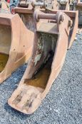 16 inch digging bucket Pin diameter: 80mm Pin centres 480mm Pin width: 310mm
