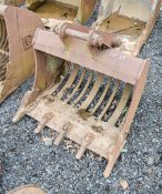JCB 32 inch digging bucket Pin diameter: 45mm Pin centres: 340mm Pin width: 170mm