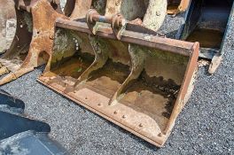 6ft ditching bucket Pin diameter: 65mm Pin centres: 380mm Pin width: 260mm