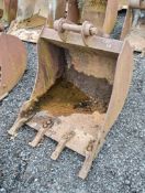 28 inch digging bucket Pin diameter: 45mm Pin centres: 340mm Pin width: 170mm