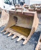 Titan 5ft digging bucket Pin diameter 80mm Pin centres: 480mm Pin width: 310mm