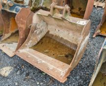 3ft digging bucket Pin diameter: 45mm Pin centres: 340mm Pin width: 180mm
