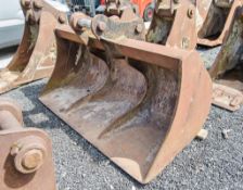 Tighe 7ft digging bucket Pin diameter: 80mm Pin centres: 480mm Pin width: 310mm