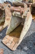 Strickland 24 inch digging bucket Pin diameter: 65mm Pin centres: 380mm Pin width: 250mm