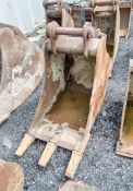 Geith 2ft digging bucket Pin diameter: 65mm Pin centres: 380mm Pin width: 280mm