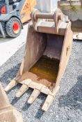JCB 30 inch digging bucket Pin diameter: 80mm Pin centres: 430mm Pin width: 300mm