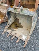 JCB 3ft digging bucket Pin diameter: 45mm Pin centres: 340mm Pin width: 170mm