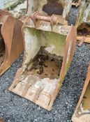 2ft digging bucket Pin diameter: 45mm Pin centre: 340mm Pin width: 180mm ** Damaged **