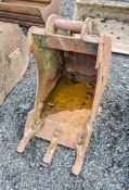Whites 16 inch digging bucket Pin diameter: 60mm Pin centres: 300mm Pin width: 200mm