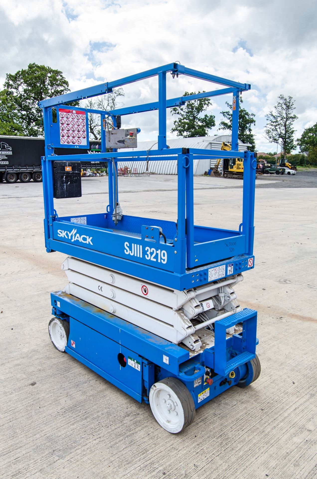 Skyjack SJIII 3219 battery electric scissor lift access platform Year: 2013 S/N: 22049502 SET006 - Image 2 of 6