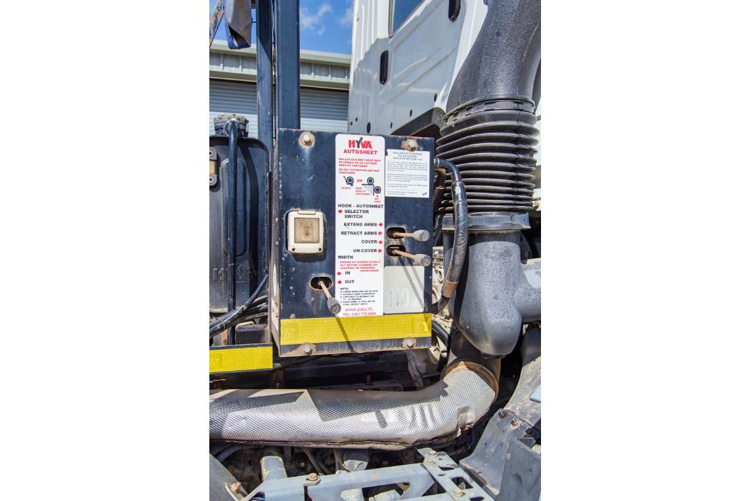 Mercedes Benz Arocs Euro 6 32 tonne 8x4 10,677cc automatic roll on/roll off hook loader lorry - Image 16 of 33