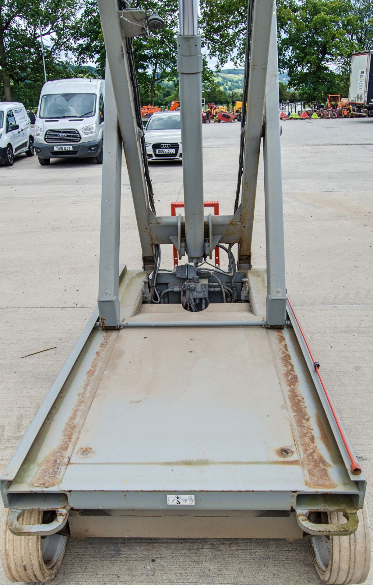 Skyjack battery electric scissor lift access platform Year: 2011 S/N: 70008704 18421 - Image 9 of 11