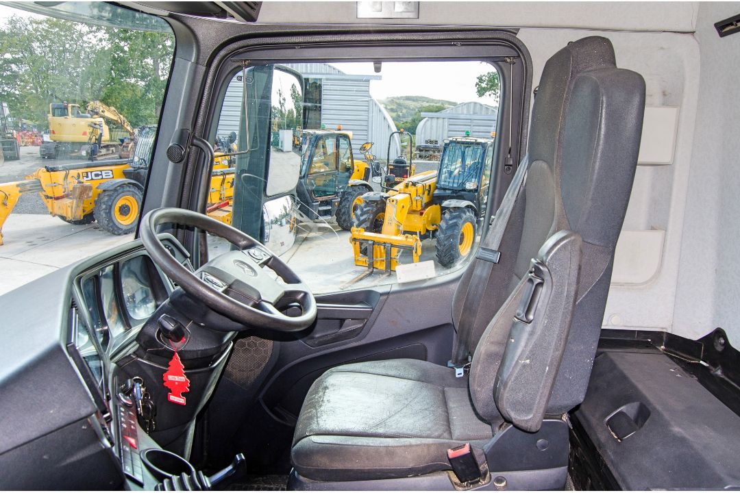 Mercedes Benz Arocs Euro 6 32 tonne 8x4 10,677cc automatic roll on/roll off hook loader lorry - Image 27 of 33