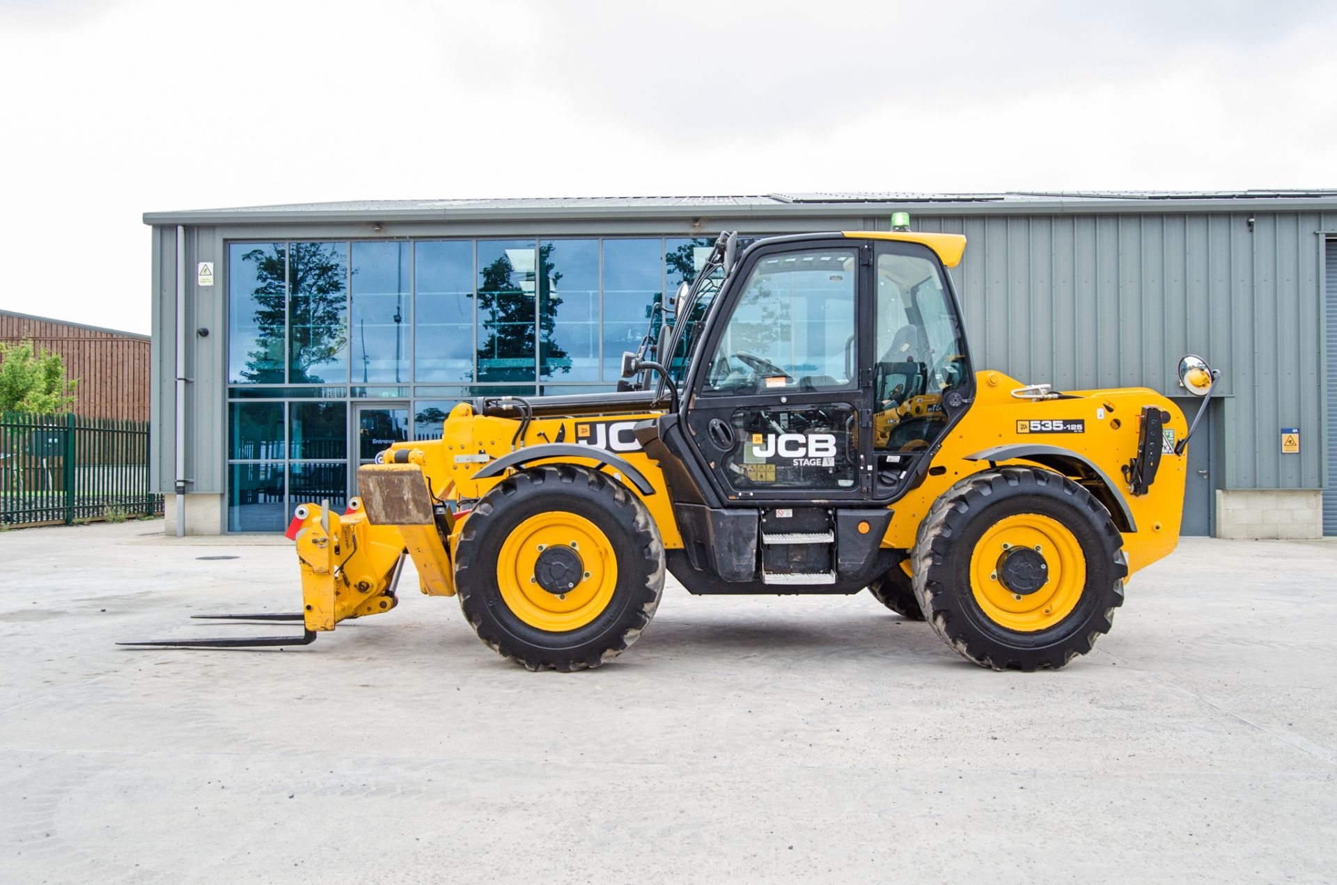 JCB 535-125 Hi-Viz Stage V 12.5 metre telescopic handler Year: 2023 S/N: 3238279 Recorded Hours: - Image 7 of 27