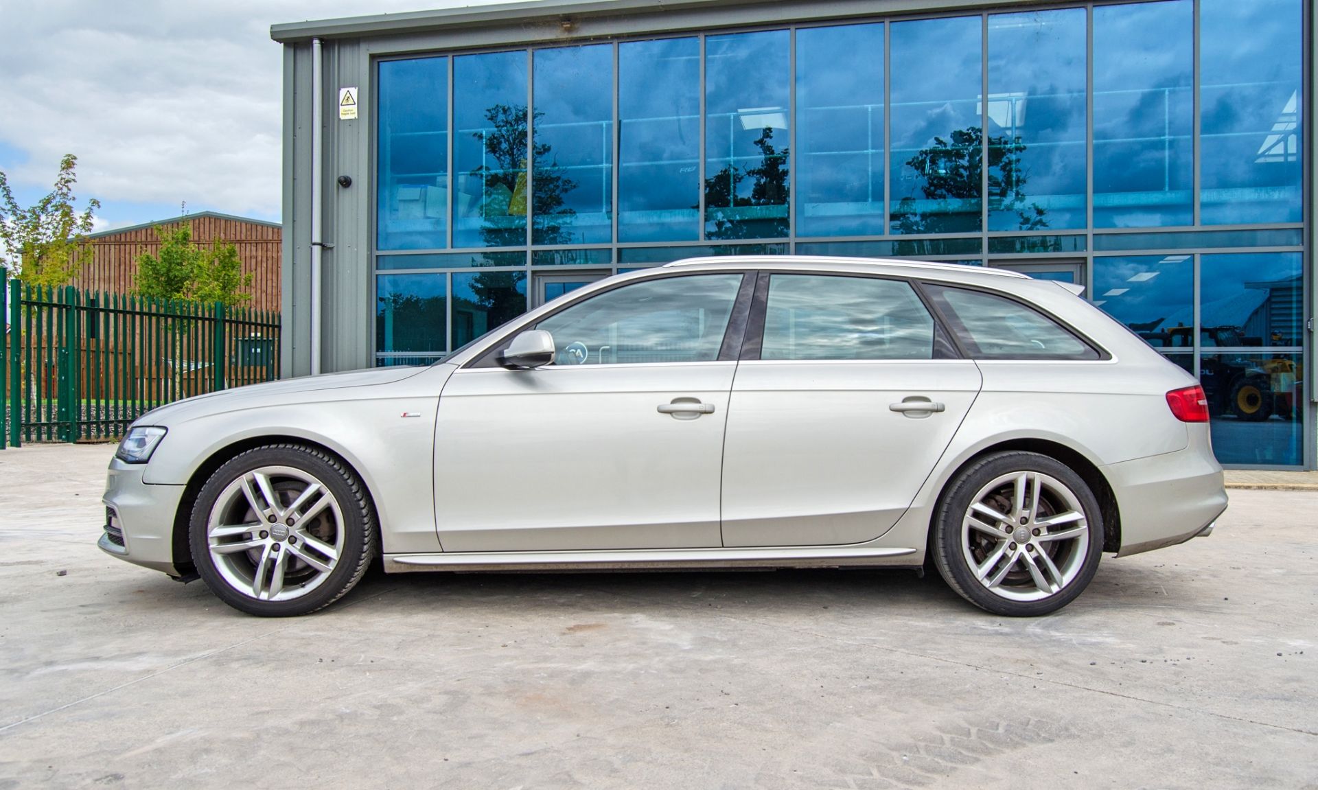 Audi A4 S Line TDi Avant 1968cc diesel 6 speed manual estate car Registration Number: OU65 ZDD - Image 7 of 35