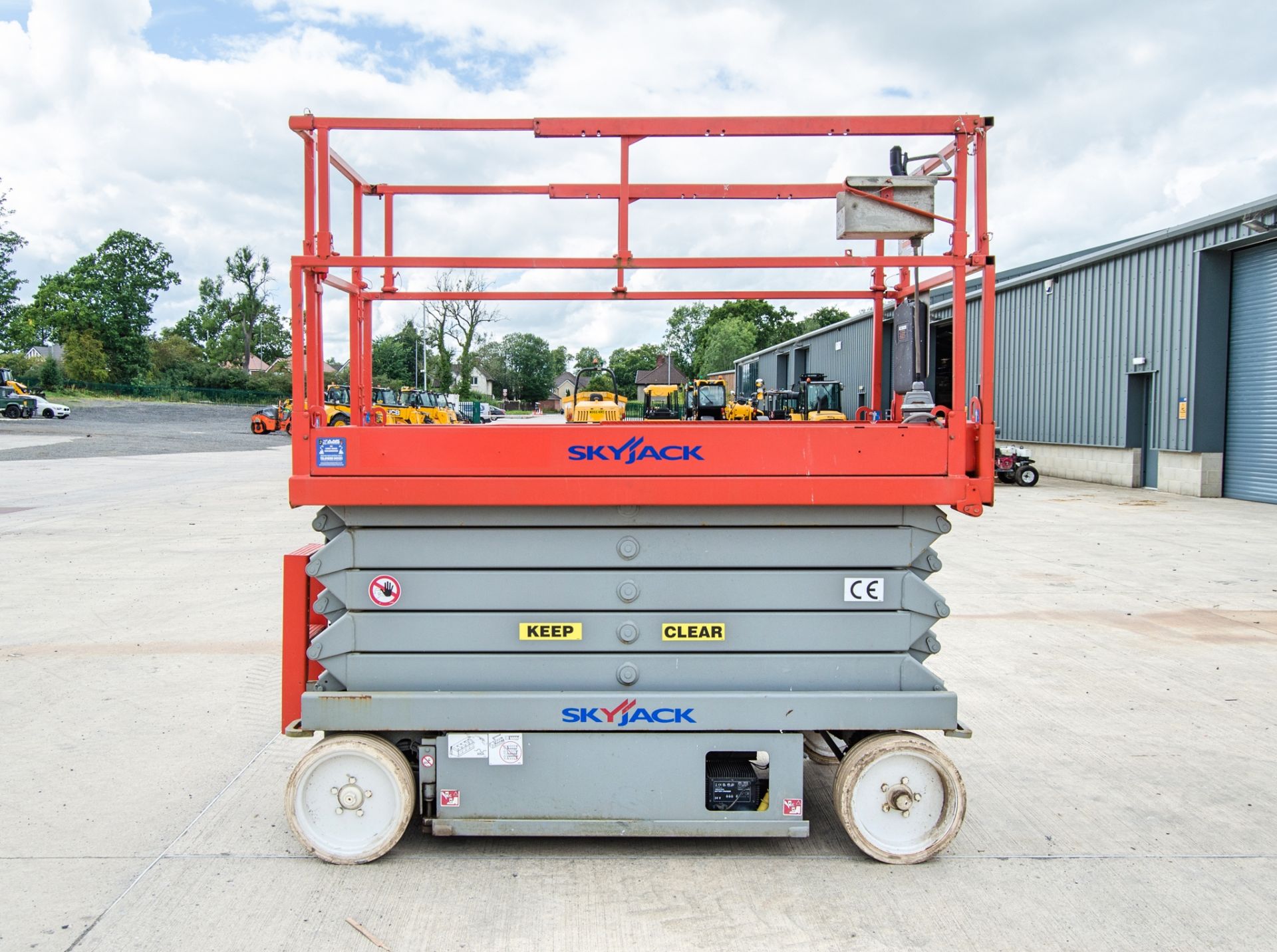 Skyjack battery electric scissor lift access platform Year: 2011 S/N: 70008704 18421 - Image 5 of 11