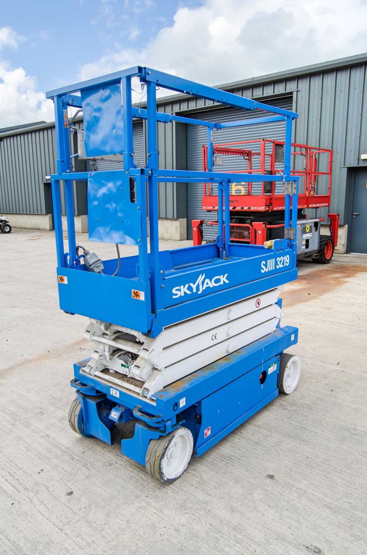 Skyjack SJIII 3219 battery electric scissor lift access platform Year: 2013 S/N: 22049502 SET006 - Image 3 of 6