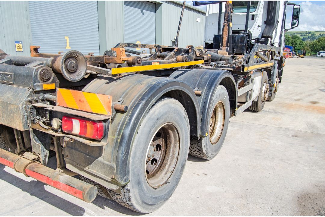 Mercedes Benz Arocs Euro 6 32 tonne 8x4 10,677cc automatic roll on/roll off hook loader lorry - Image 12 of 33