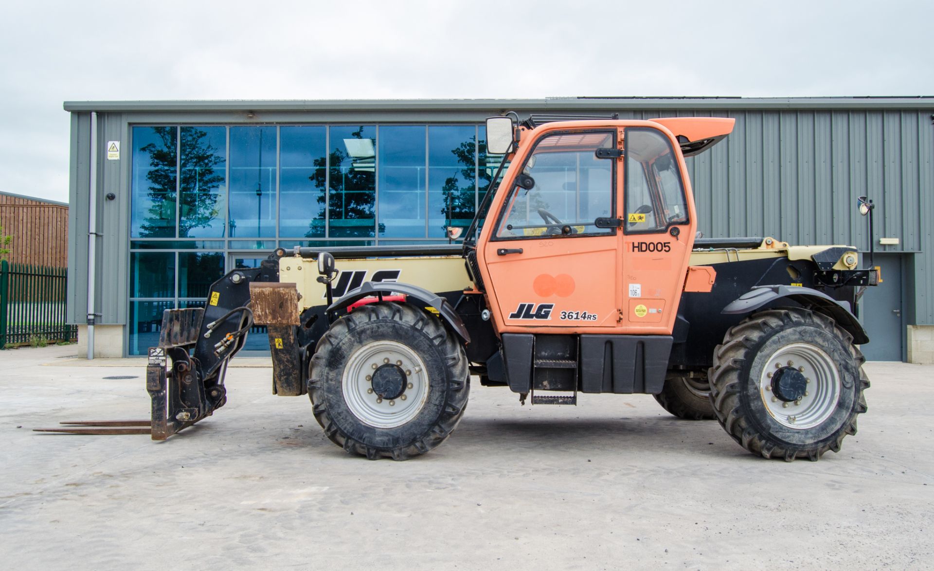 JLG 3614 RS 14 metre telescopic handler Year: 2015 S/N: C60007782 Recorded Hours: 3544 c/w sway - Image 8 of 25