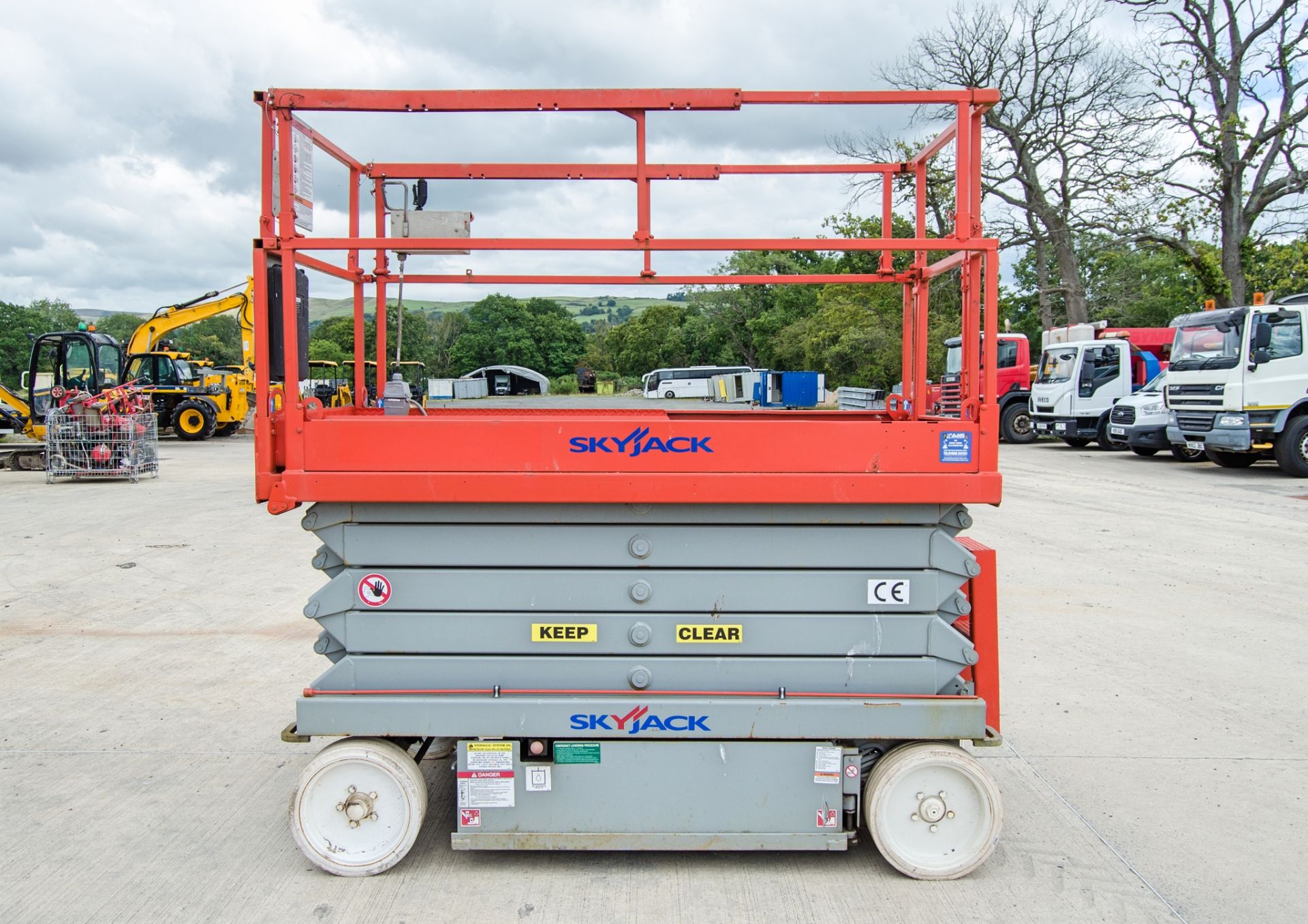 Skyjack battery electric scissor lift access platform Year: 2011 S/N: 70008704 18421 - Image 6 of 11