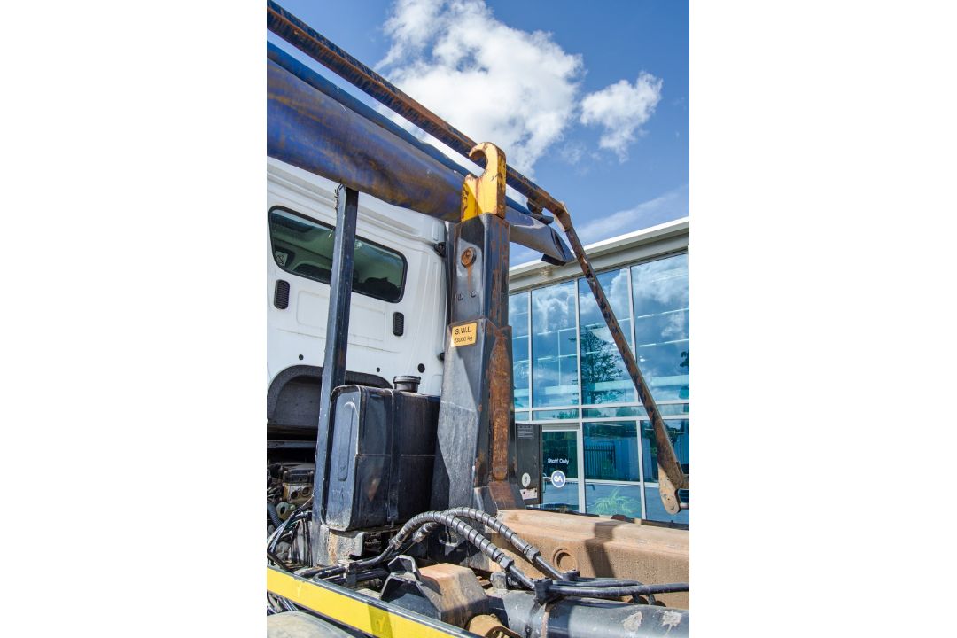 Mercedes Benz Arocs Euro 6 32 tonne 8x4 10,677cc automatic roll on/roll off hook loader lorry - Image 14 of 33