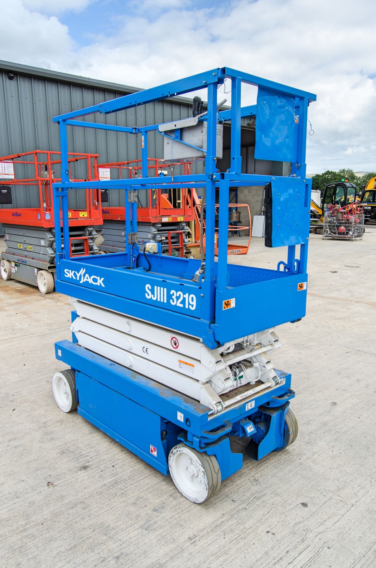 Skyjack SJIII 3219 battery electric scissor lift access platform Year: 2013 S/N: 22049502 SET006 - Image 4 of 6