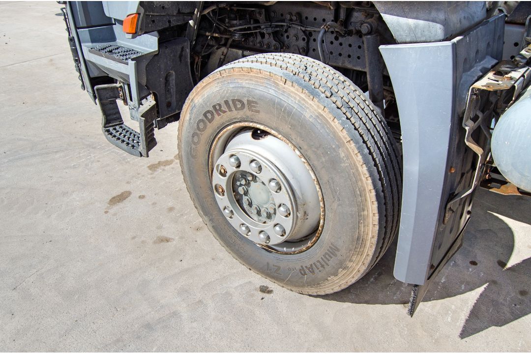 Mercedes Benz Arocs Euro 6 32 tonne 8x4 10,677cc automatic roll on/roll off hook loader lorry - Image 20 of 33