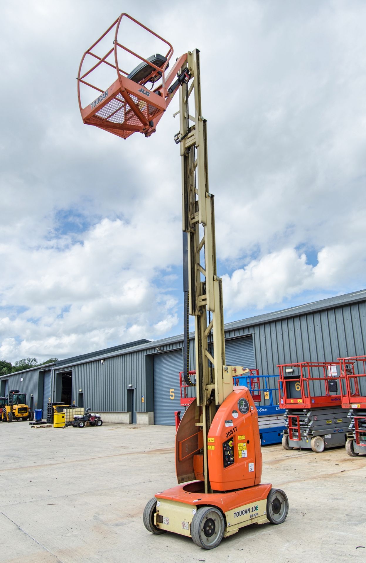 JLG Toucan 10E battery electric vertical mast access platform Year: 2014 S/N: 36208 Recorded - Image 5 of 11