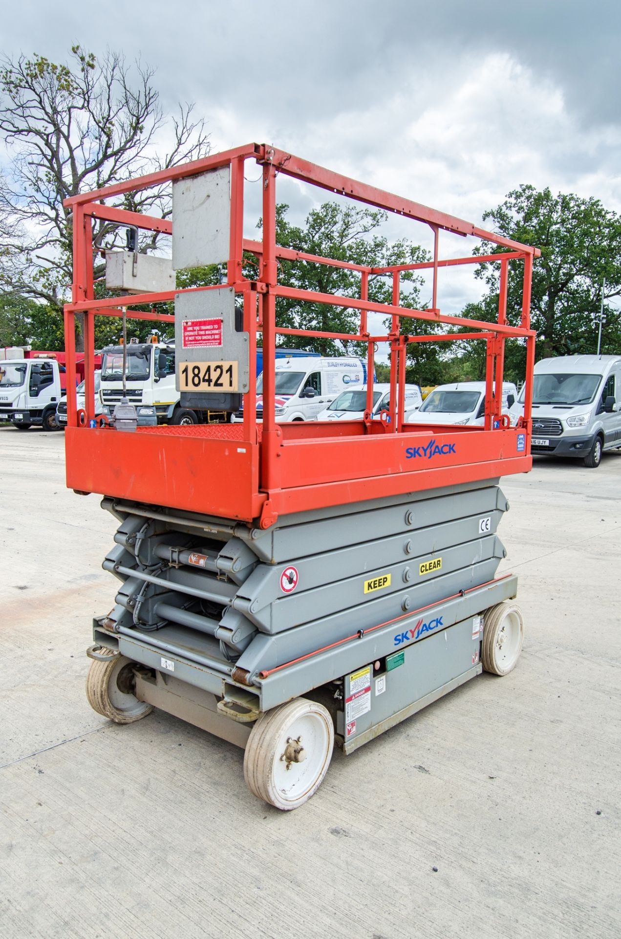 Skyjack battery electric scissor lift access platform Year: 2011 S/N: 70008704 18421 - Image 3 of 11
