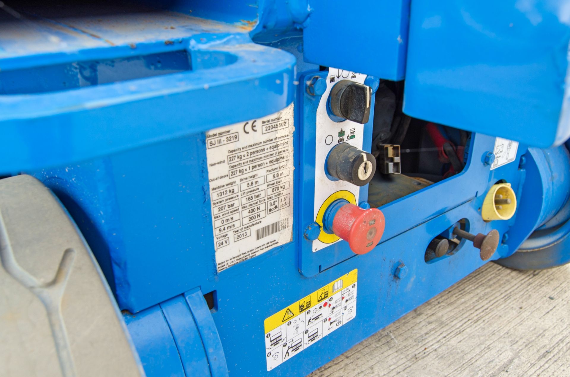Skyjack SJIII 3219 battery electric scissor lift access platform Year: 2013 S/N: 22049502 SET006 - Image 5 of 6