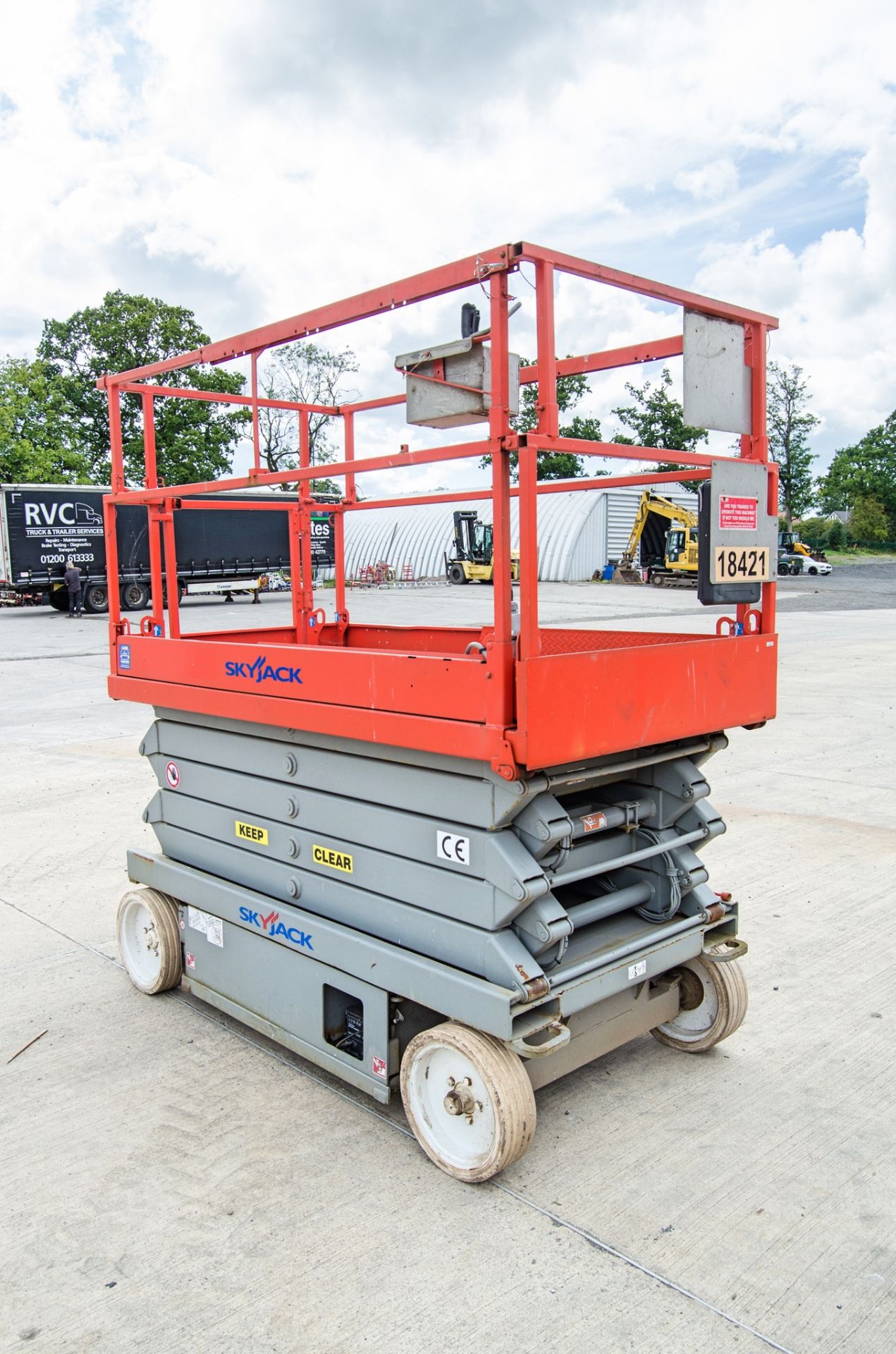 Skyjack battery electric scissor lift access platform Year: 2011 S/N: 70008704 18421 - Image 4 of 11