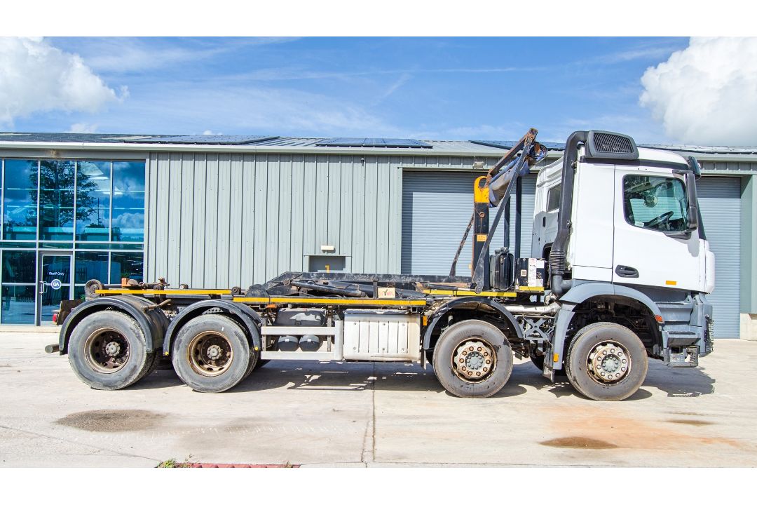Mercedes Benz Arocs Euro 6 32 tonne 8x4 10,677cc automatic roll on/roll off hook loader lorry - Image 8 of 33