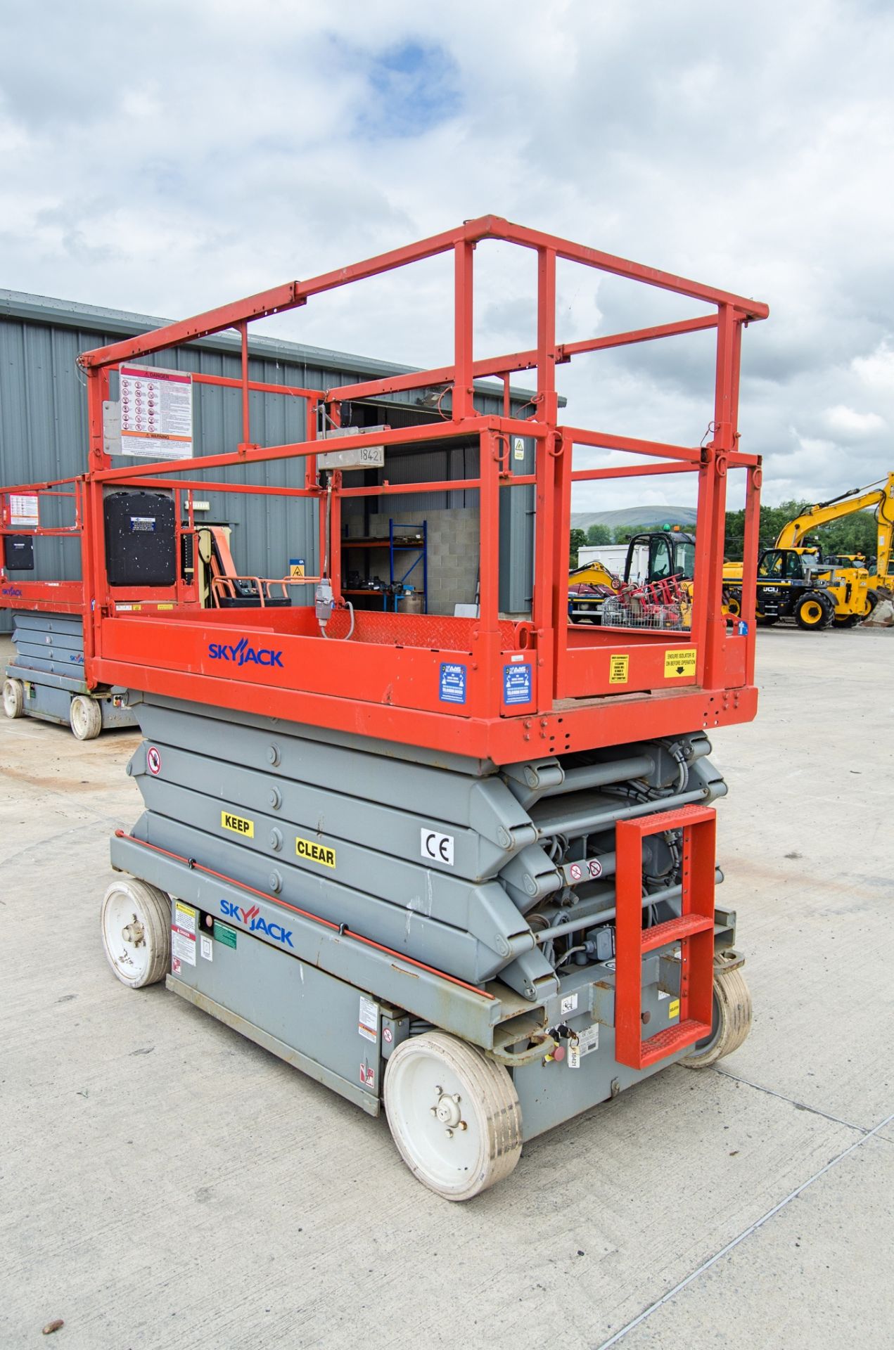 Skyjack battery electric scissor lift access platform Year: 2011 S/N: 70008704 18421 - Image 2 of 11