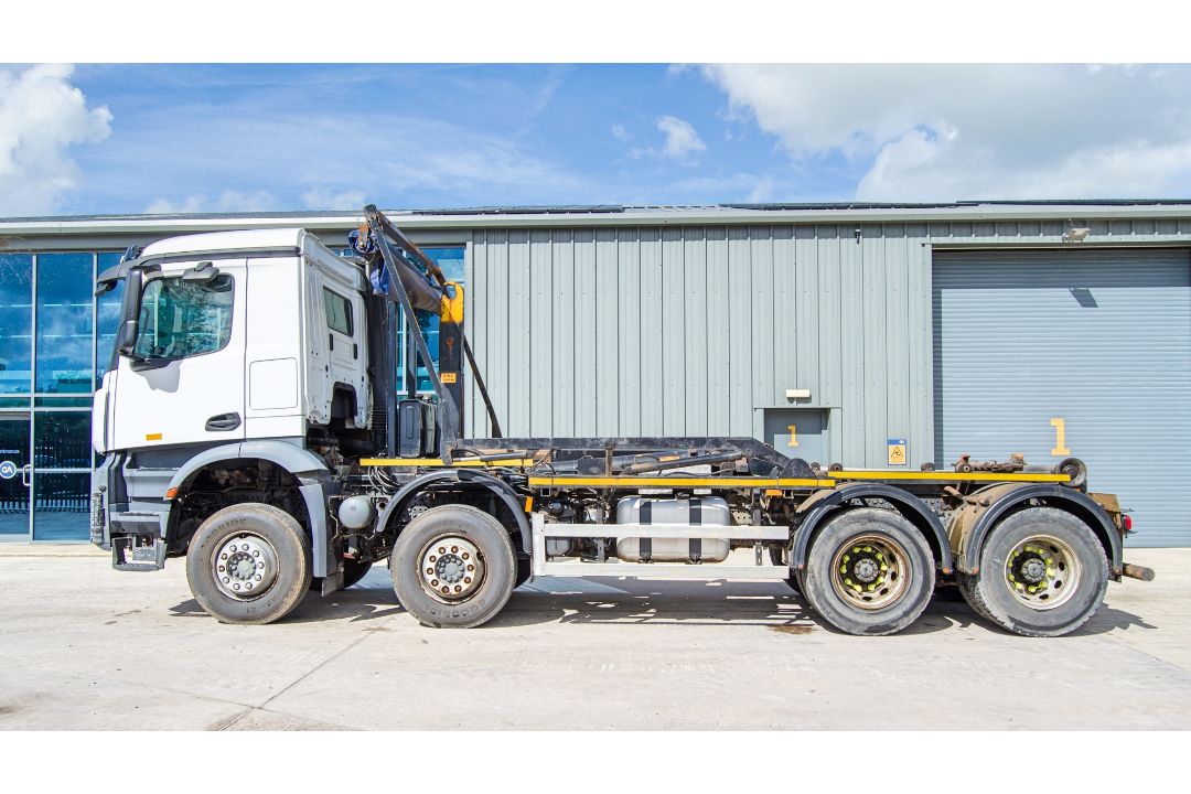 Mercedes Benz Arocs Euro 6 32 tonne 8x4 10,677cc automatic roll on/roll off hook loader lorry - Image 7 of 33