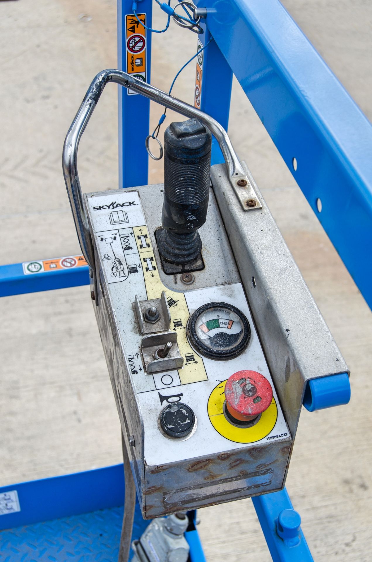 Skyjack SJIII 3219 battery electric scissor lift access platform Year: 2013 S/N: 22049502 SET006 - Image 6 of 6