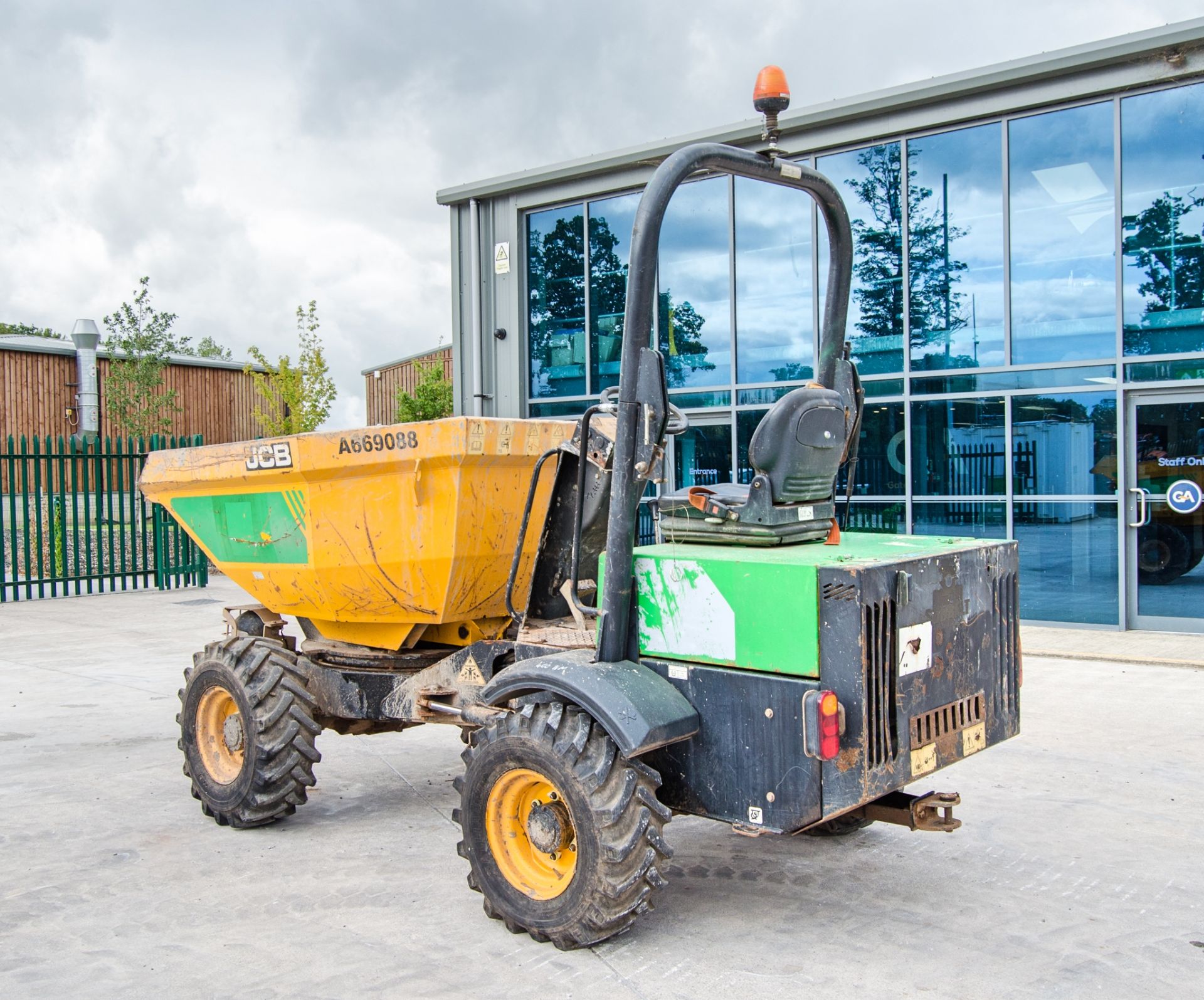JCB 3 tonne swivel skip dumper Year: 2015 S/N: EFFRF8161 Recorded Hours: 1591 A669088 - Image 4 of 21