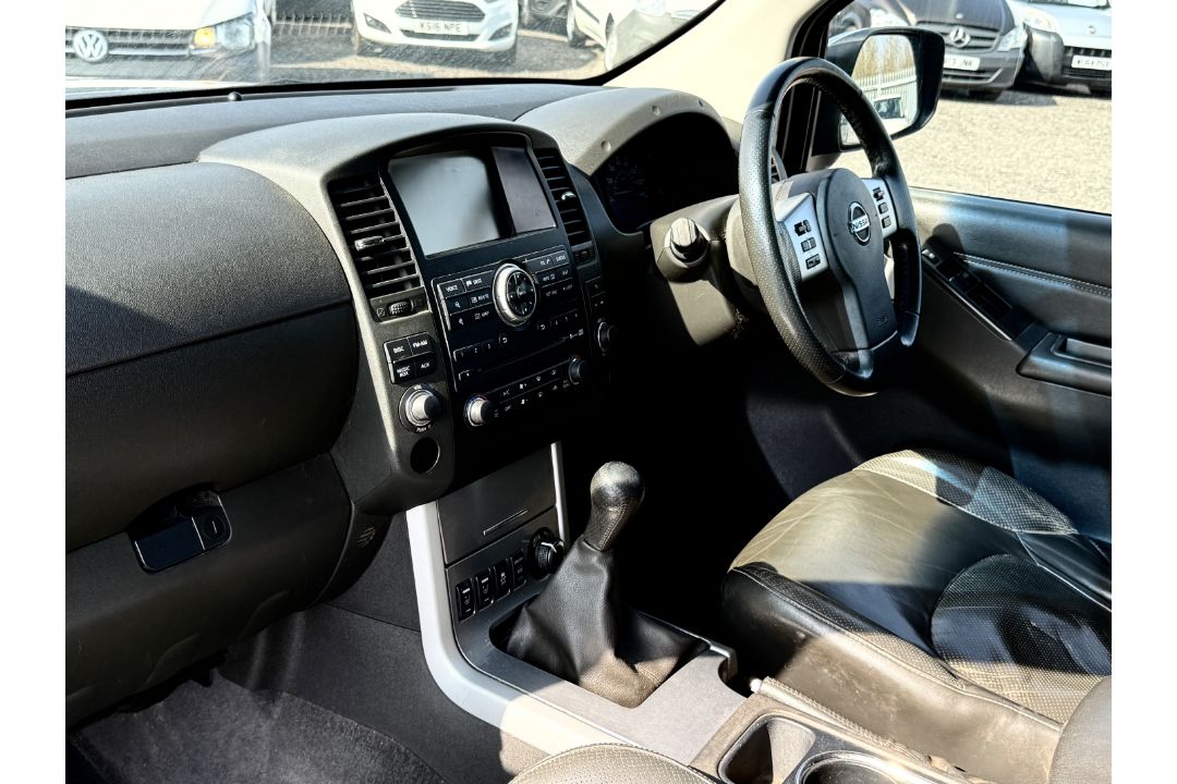 Nissan Navara 2.5 DCI 190 4WD Tekna CrewCab 2015 '65 Reg' Sat Nav - A/C - Image 17 of 26