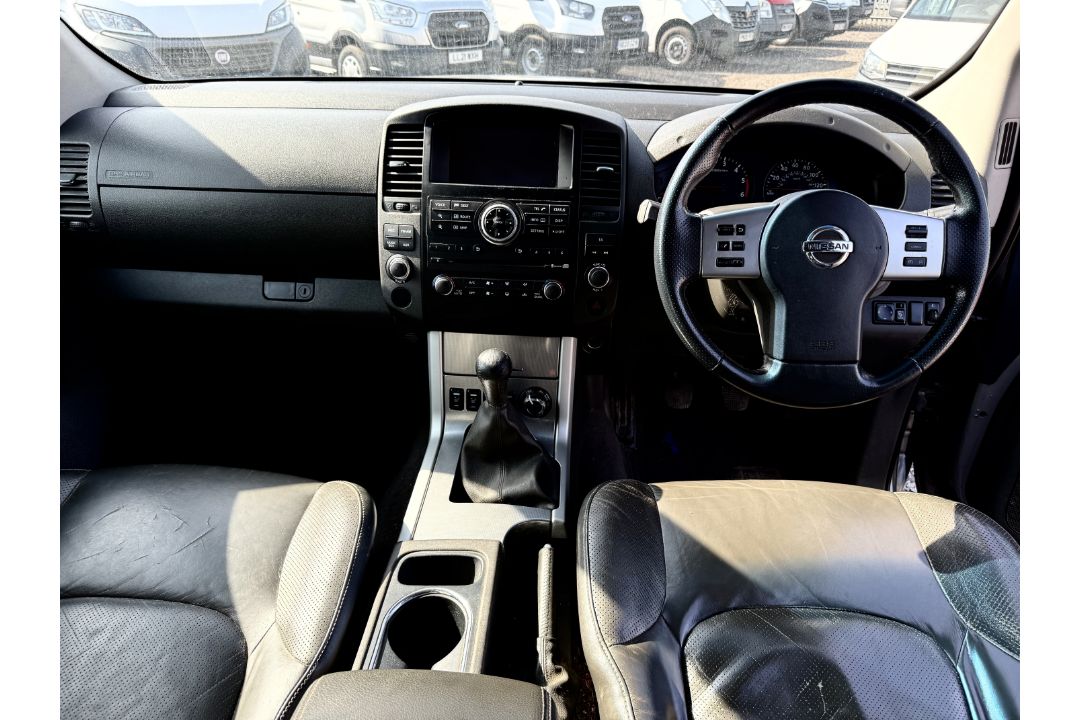 Nissan Navara 2.5 DCI 190 4WD Tekna CrewCab 2015 '65 Reg' Sat Nav - A/C - Image 16 of 26