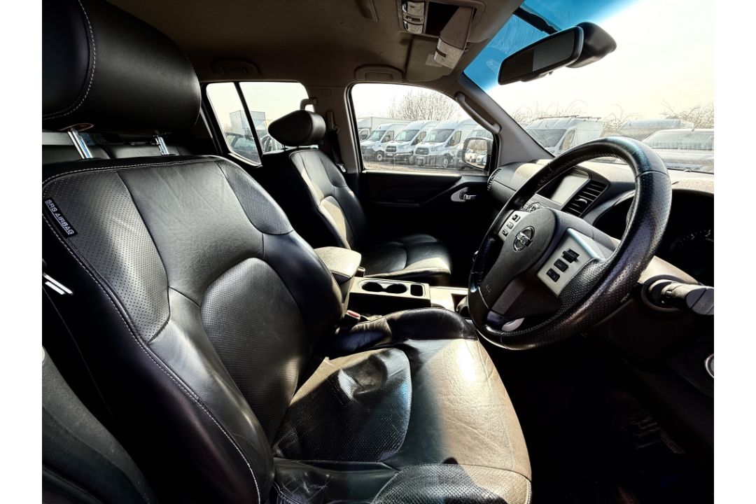 Nissan Navara 2.5 DCI 190 4WD Tekna CrewCab 2015 '65 Reg' Sat Nav - A/C - Image 14 of 26