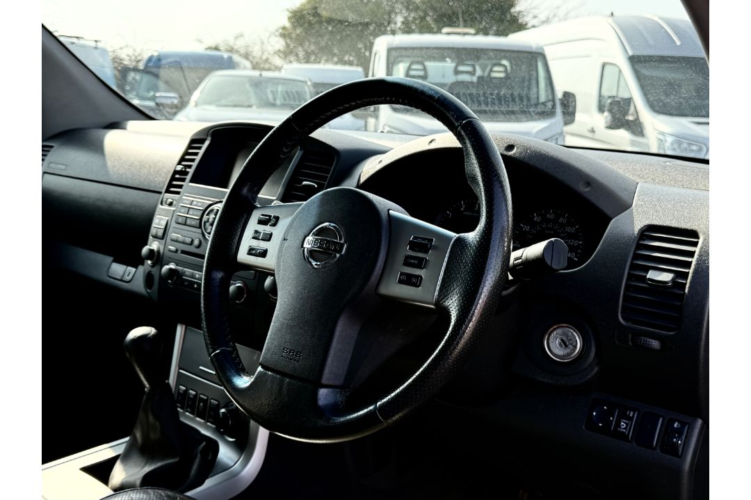 Nissan Navara 2.5 DCI 190 4WD Tekna CrewCab 2015 '65 Reg' Sat Nav - A/C - Image 13 of 26