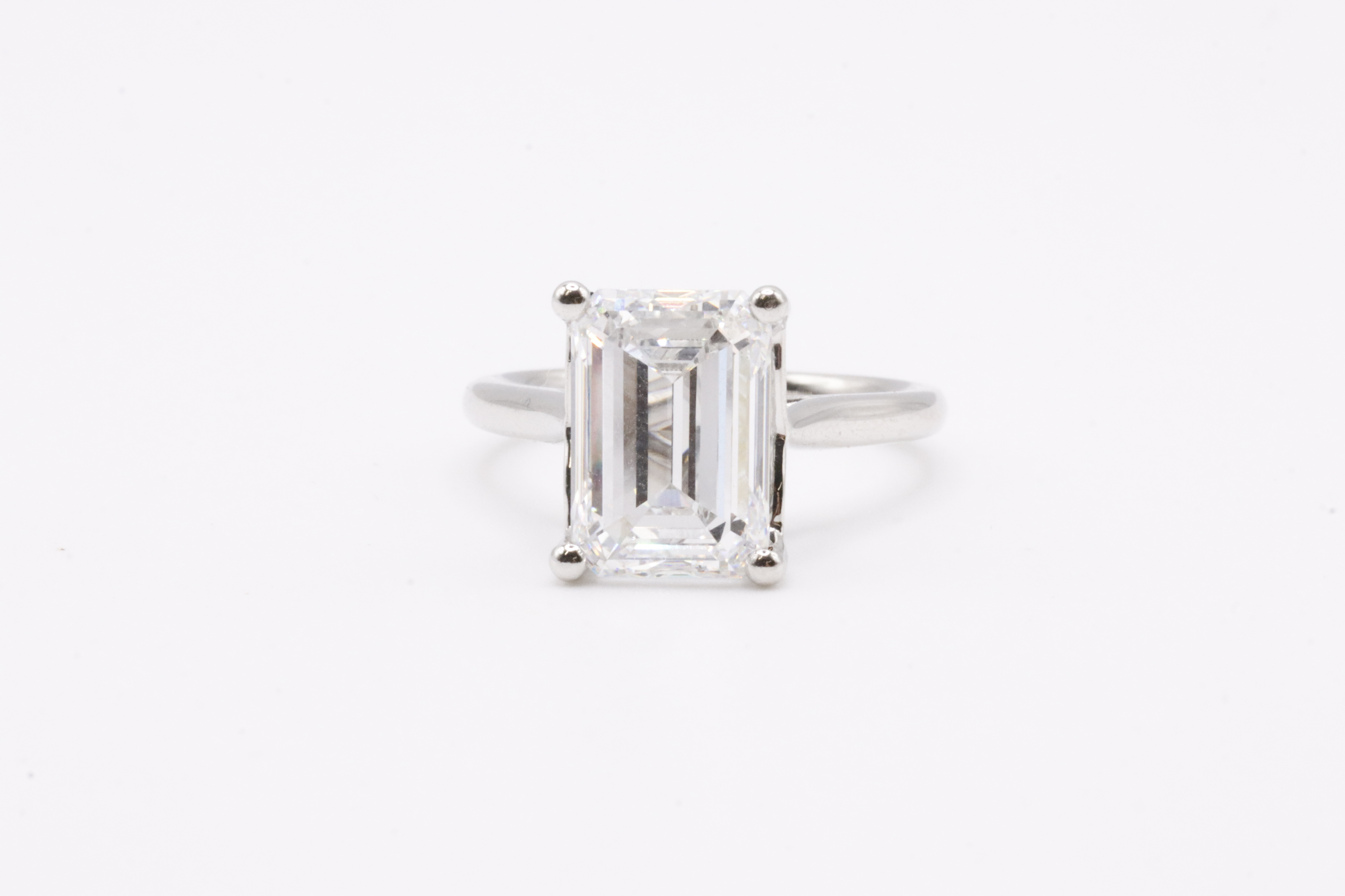 Emerald Cut Diamond Ring 5.06 Carat F Colour VVS2 Clarity - IGI Certificate - Set In Platinum - Image 8 of 8