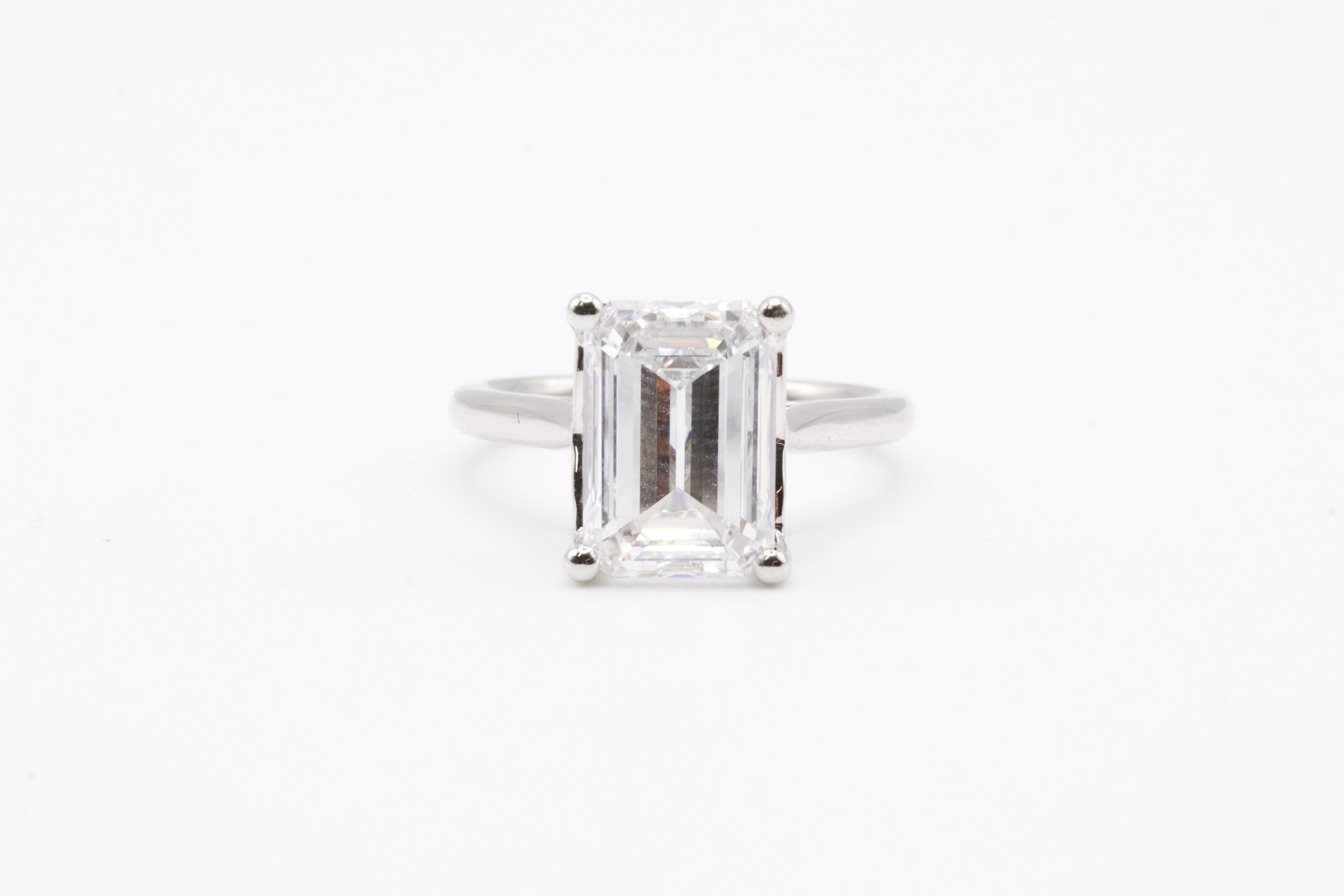 Emerald Cut Diamond Ring 5.06 Carat F Colour VVS2 Clarity - IGI Certificate - Set In Platinum - Image 2 of 8