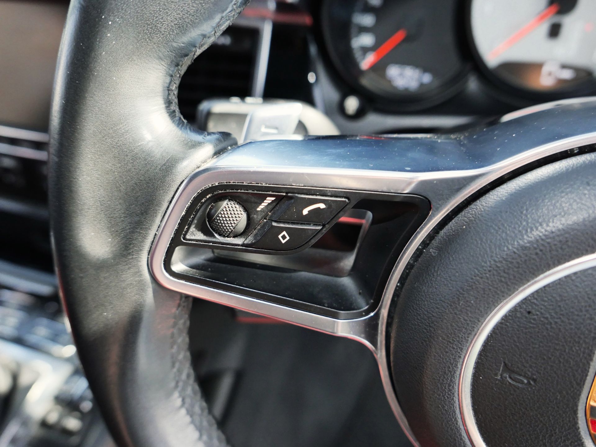 2015 Porsche Macan S S-A - Image 53 of 114