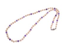 Perlenkette, 63 Akoyaperlen, 20 Amethystkugeln, Schließe 585er Weißgold, durchgeknotet,