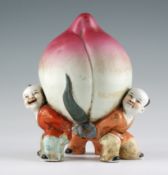 Asiatische Porzellanfigur "Die Früchteträger". Polychrome Figurengruppe um 1920.