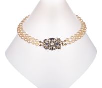 2-reihige Perlenkette, 87 Akoya-Perlen ca. 6,5-8,0 mm, durchgeknotet, Schließe 585er Weißgold mit